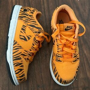 Nike Dunks (unisex sneaker)